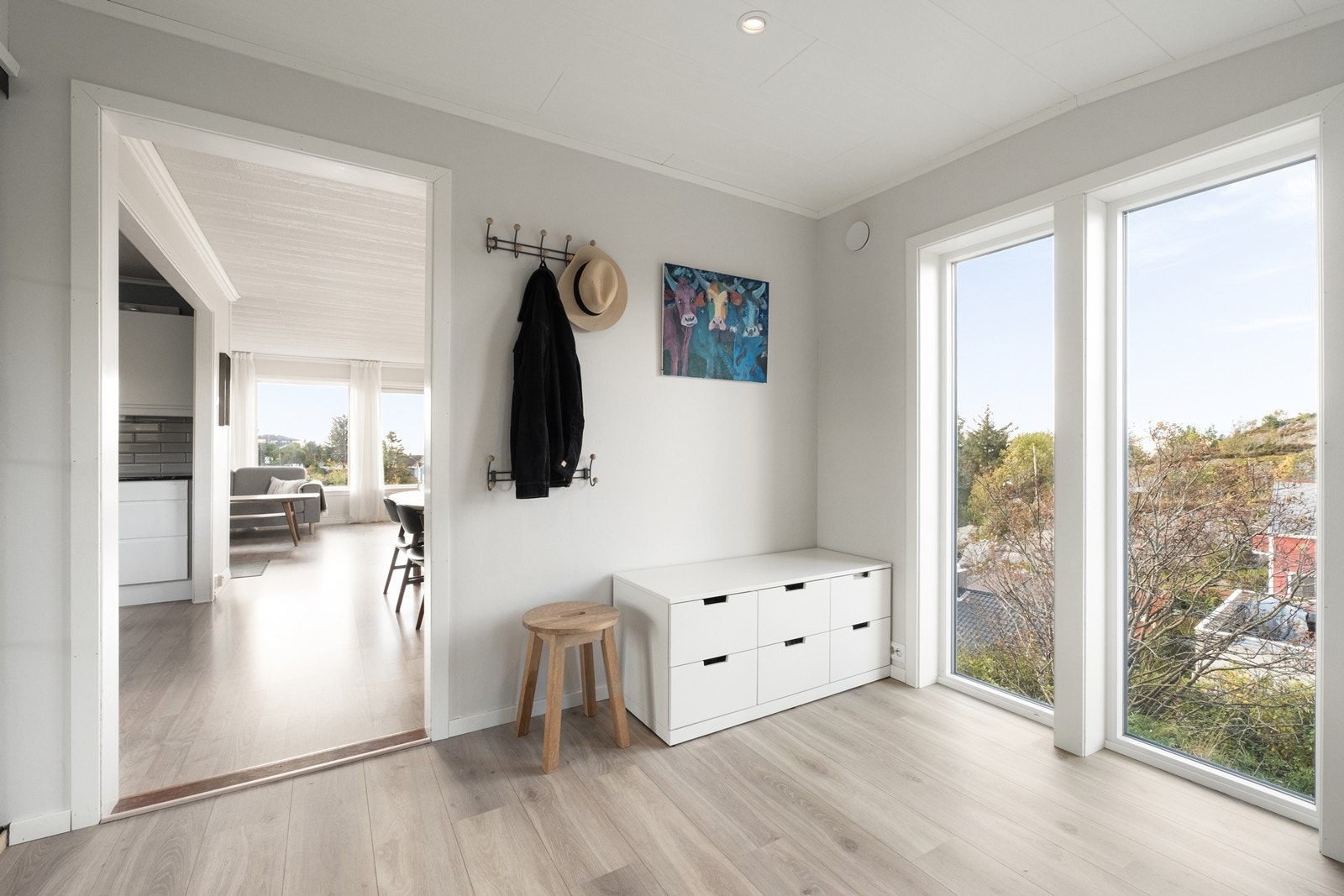 Fra entrè/ hall kommer man videre inn til kjøkken, spisestue og kjøkken. Galleribilde