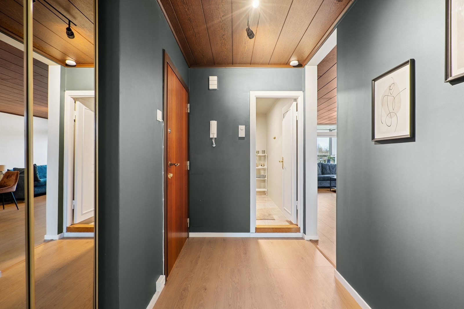 Hyggelig entré med praktisk skyvedørsgarderobe. Galleribilde