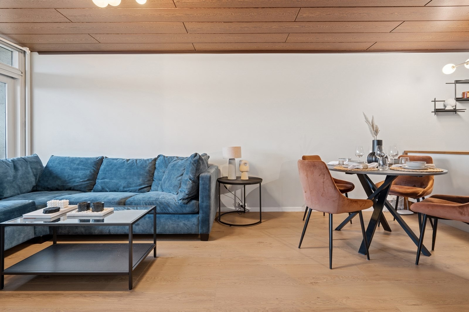 I stuen er det god plass til sofa og spisebord. Galleribilde