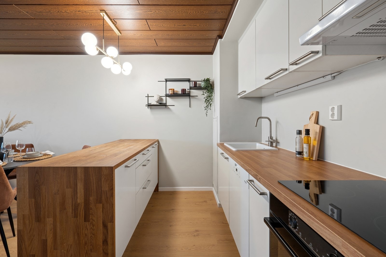 Kjøkkenet er utstyrt med integrert stekeovn, platetopp og oppvaskmaskin. Galleribilde