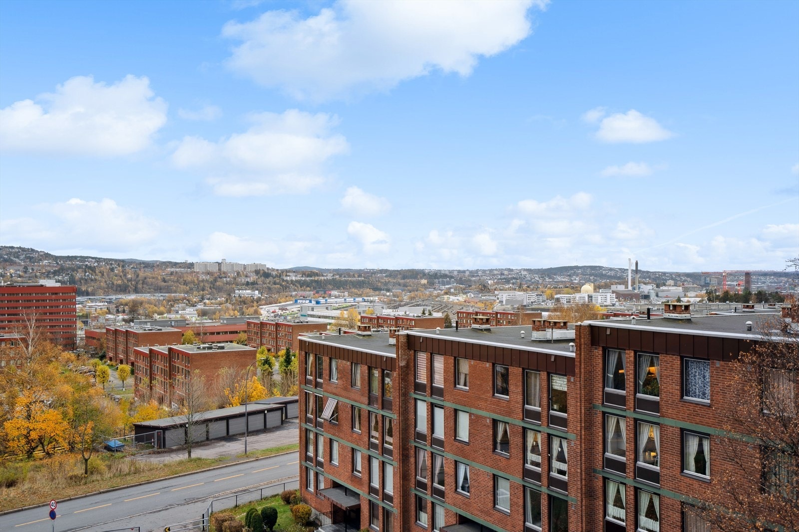 Balkongen har gode solforhold og flott utsikt i retning Oslofjorden og Groruddalen Galleribilde