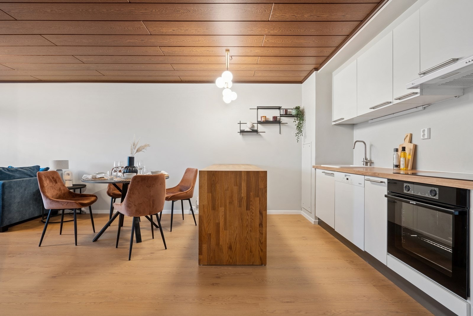 Nytt og moderne kjøkken i åpen løsning med stuen. Galleribilde