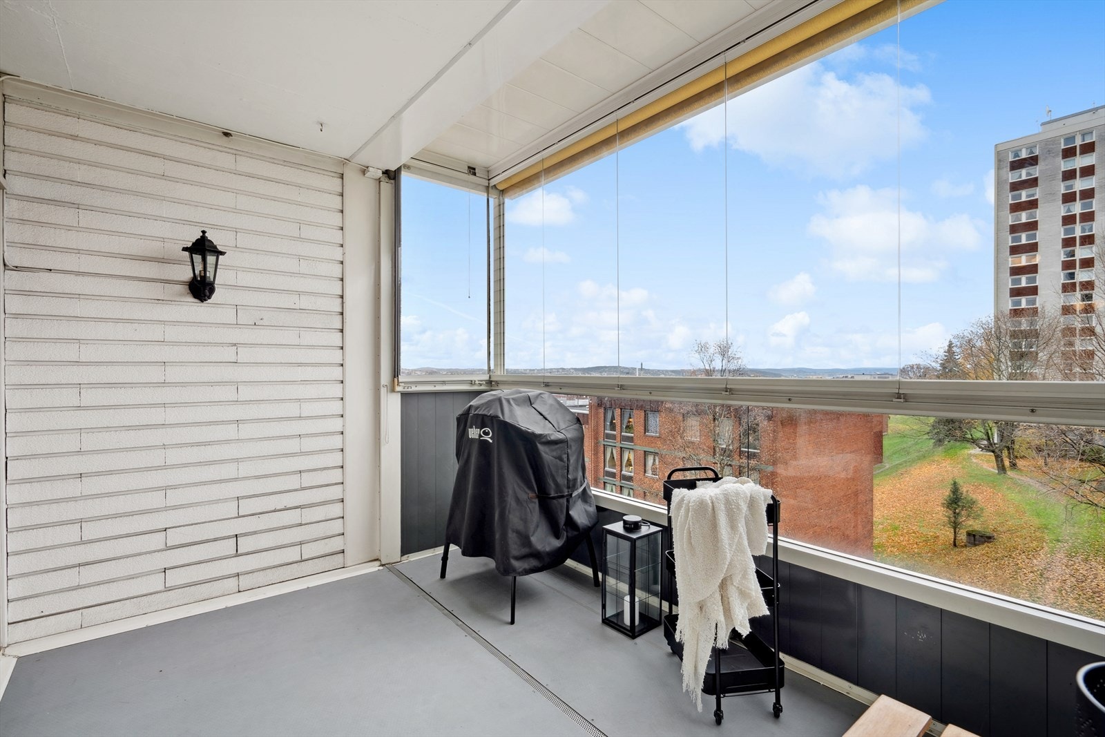 Fra stuen er det utgang til en innglasset balkong på ca. 10 kvadratmeter. Galleribilde