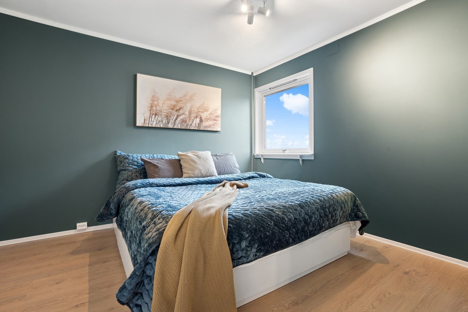 Romslig hovedsoverom med god plass til dobbeltseng og tilhørende møblement. Galleribilde