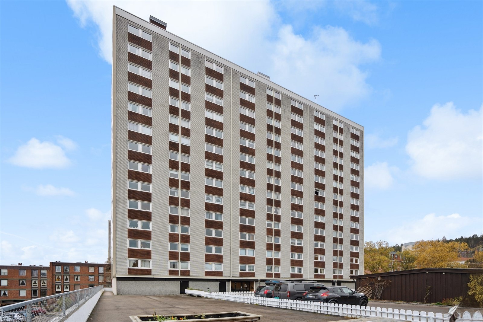 Her har du fordelen av å bo i et koselig boligområde med kort avstand til alt av servicetilbud, samtidig som du i nærområdet har lett tilgang til gode rekreasjonsmuligheter i marka med grønne og rolige omgivelser. Galleribilde