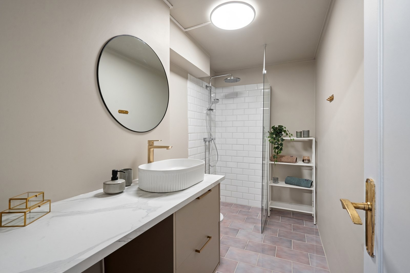 Pent baderom med opplegg for vaskemaskin. Galleribilde