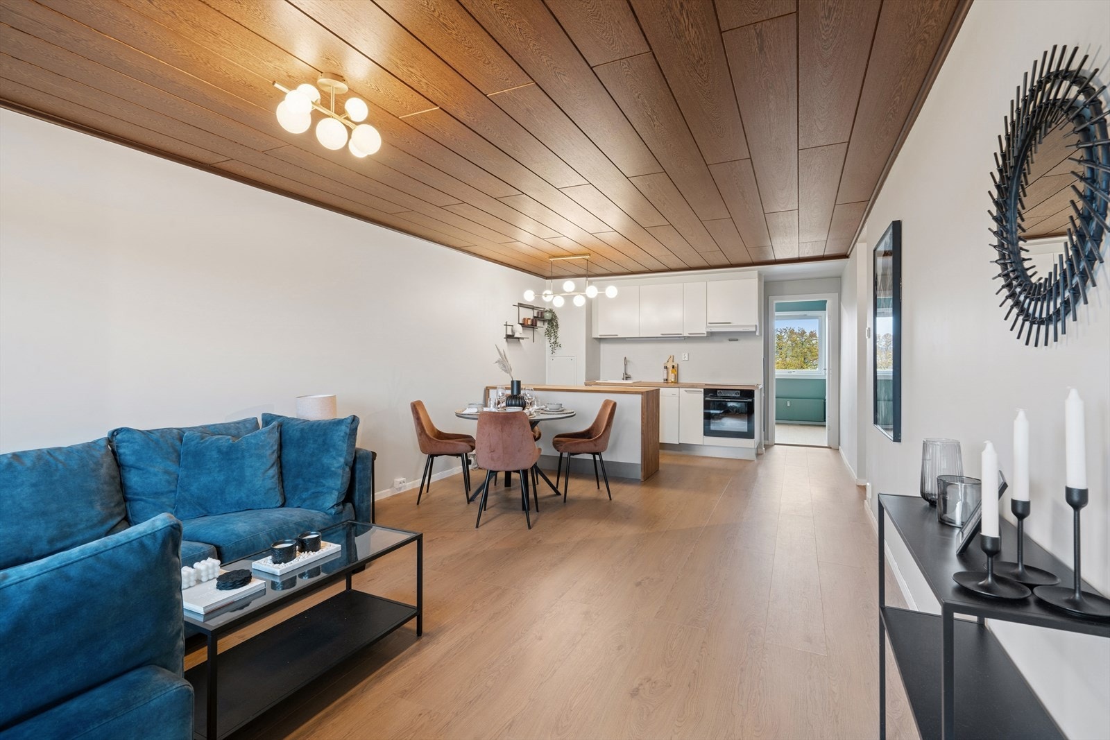 Leiligheten ligger fint til i byggets 3. etasje og inneholder entré, stue/kjøkken i åpen løsning, baderom og tre soverom. Galleribilde