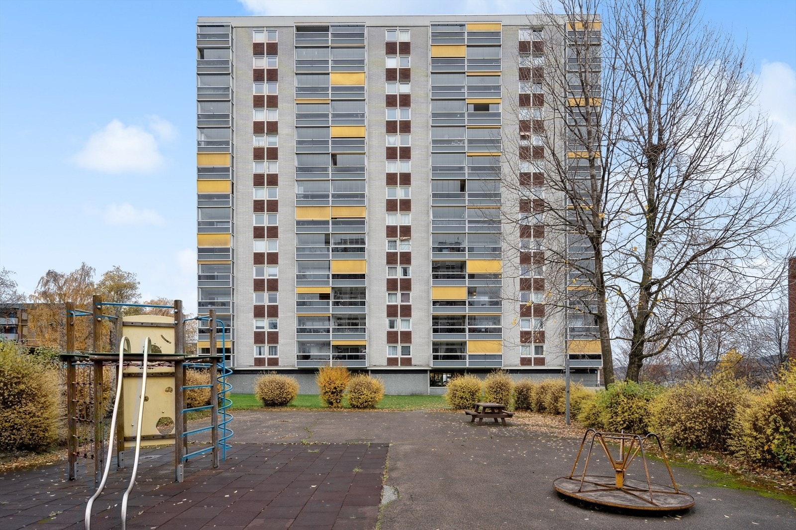 Borettslaget har store fellesarealer med lekeapparater for de minste og koselige sittegrupper. Galleribilde