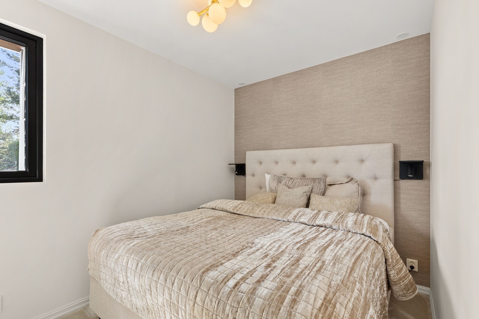 Lyst og pent soverom med plass til dobbeltseng. Galleribilde