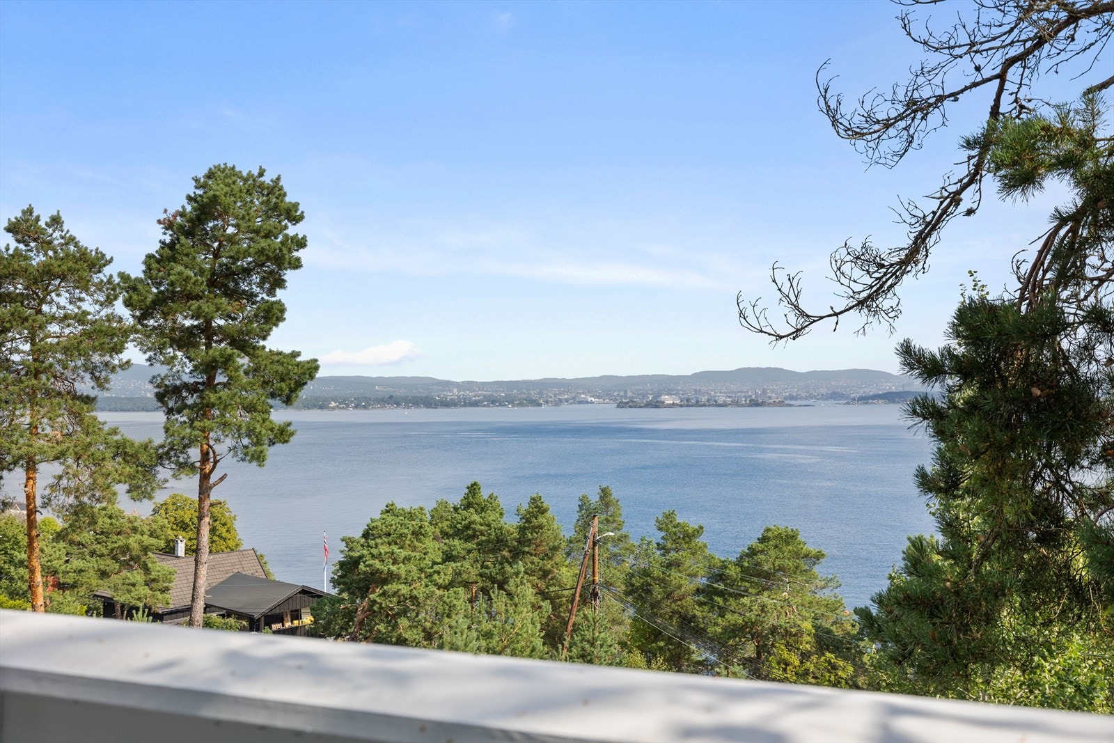 Sommerstid er det sol fra tidlig morgen til sen kveld, mens det om vinteren hovedsakelig er sol midt på dagen på de sørvendte flatene. Galleribilde