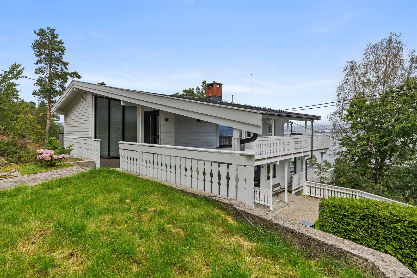 Tomten er romslig og måler hele 2 052 kvm, med gode friområder og grønne omgivelser som rammer inn eiendommen på en naturlig måte. Galleribilde