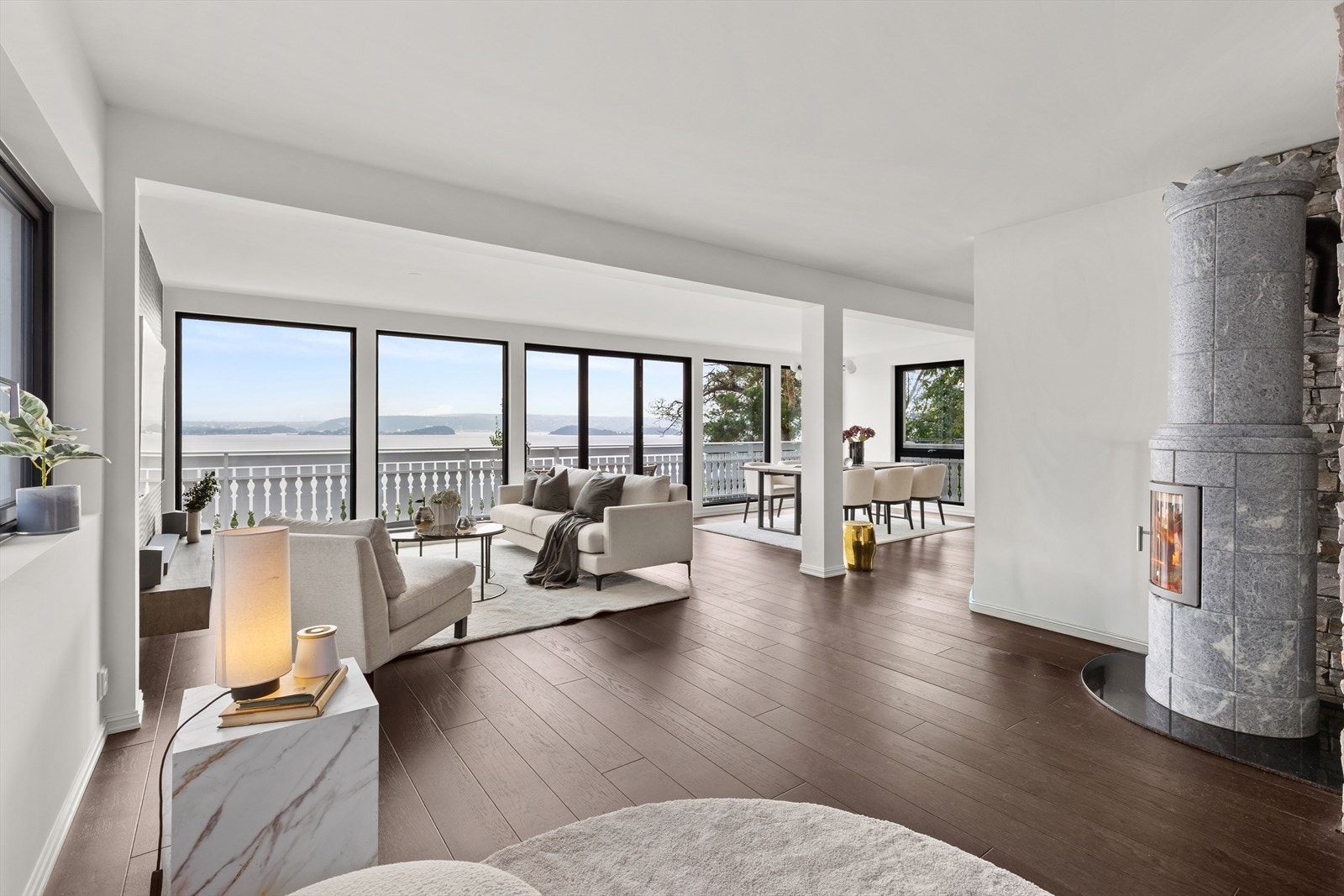 Anders Kanck har gleden av å presentere denne fantastiske eneboligen som går over tre etasjer! Totalrenovert i 2023/2024. Galleribilde