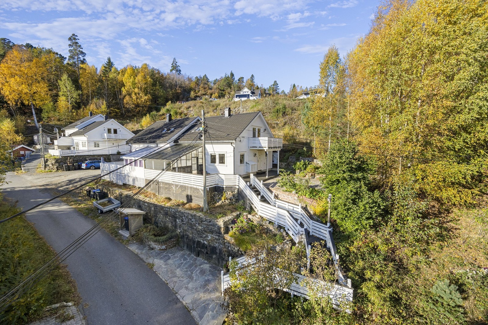 Uteområdet på eiendommen har grønne omgivelser og delvis usjenert beliggenhet. Galleribilde