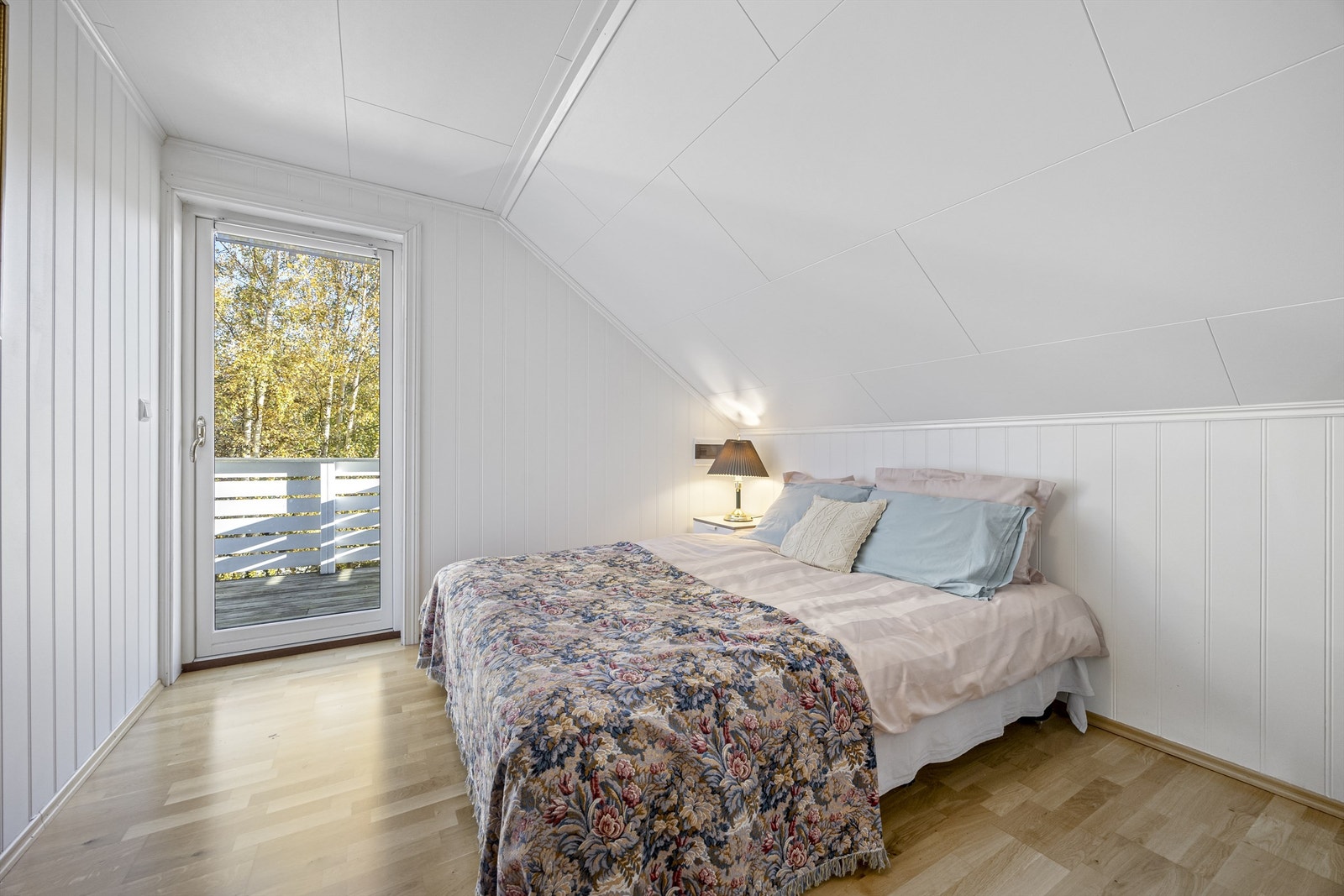 Soverom i 2. etasje med utgang til balkong Galleribilde