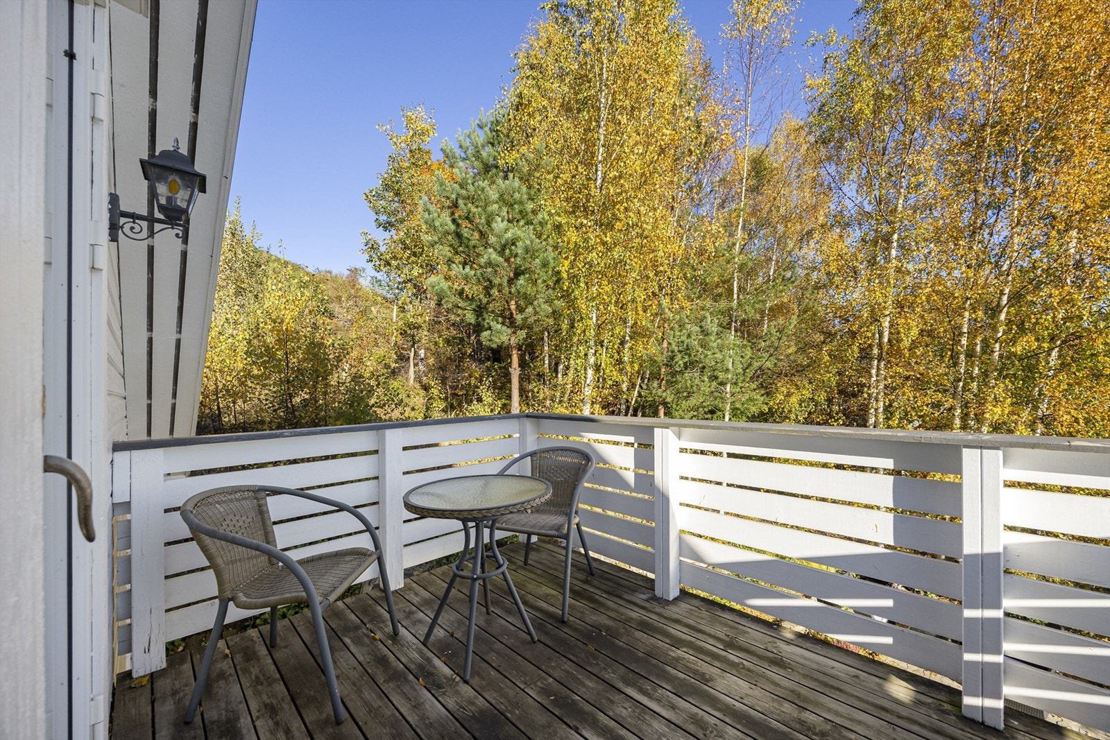 På balkongen i 2 etg. kan man nyte rolige og naturskjønne omgivelser. Galleribilde