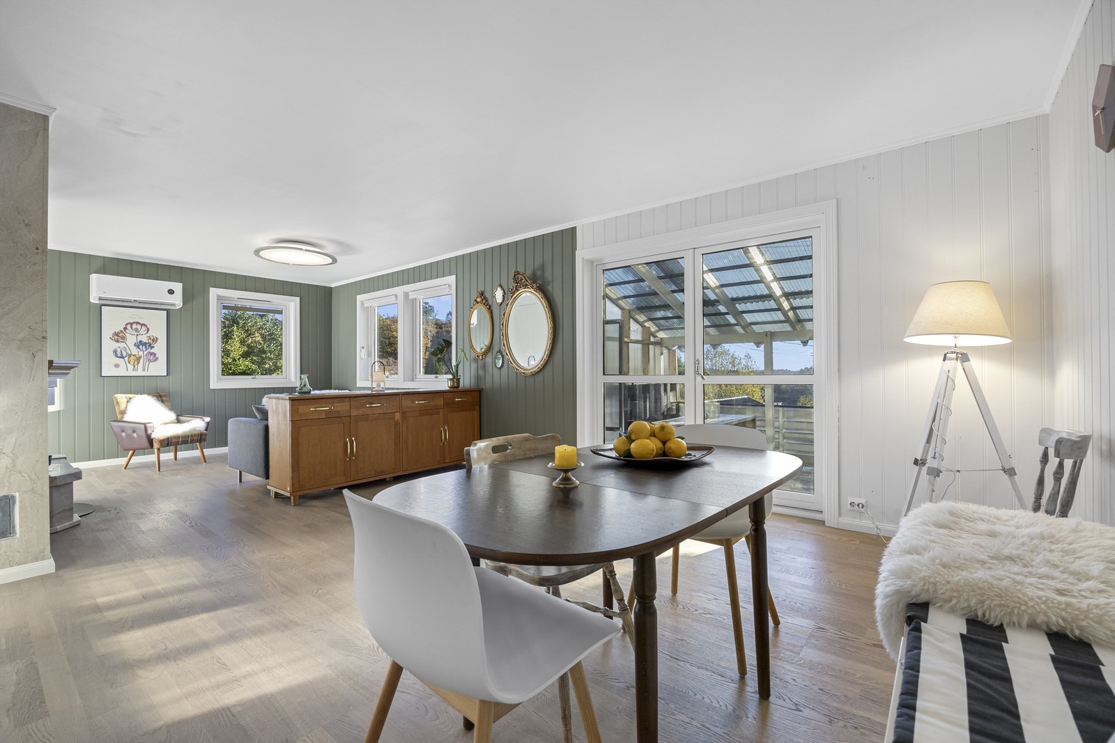 Lys og romslig stue med utgang til stor delvis overbygget terrasse Galleribilde