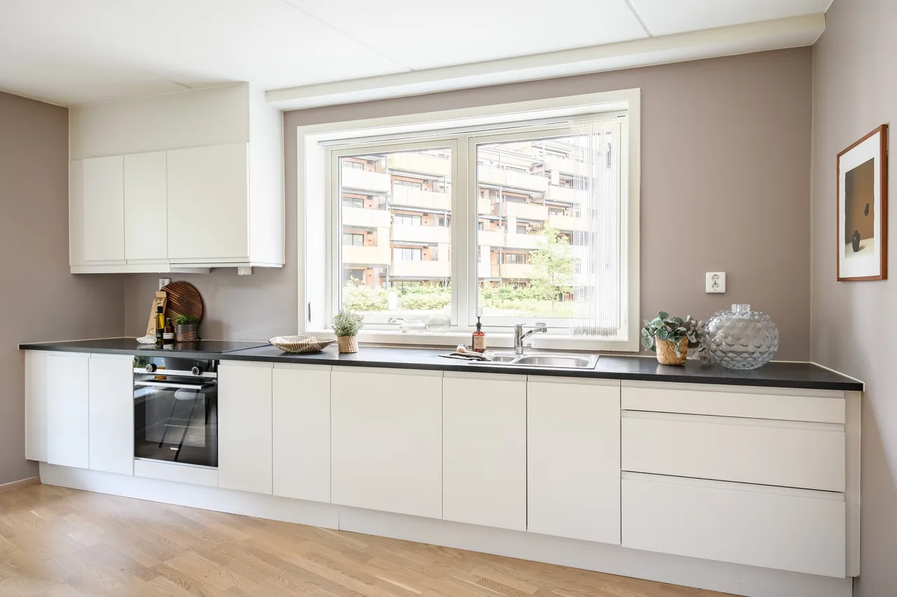 Kjøkken med hvitevarer. Galleribilde