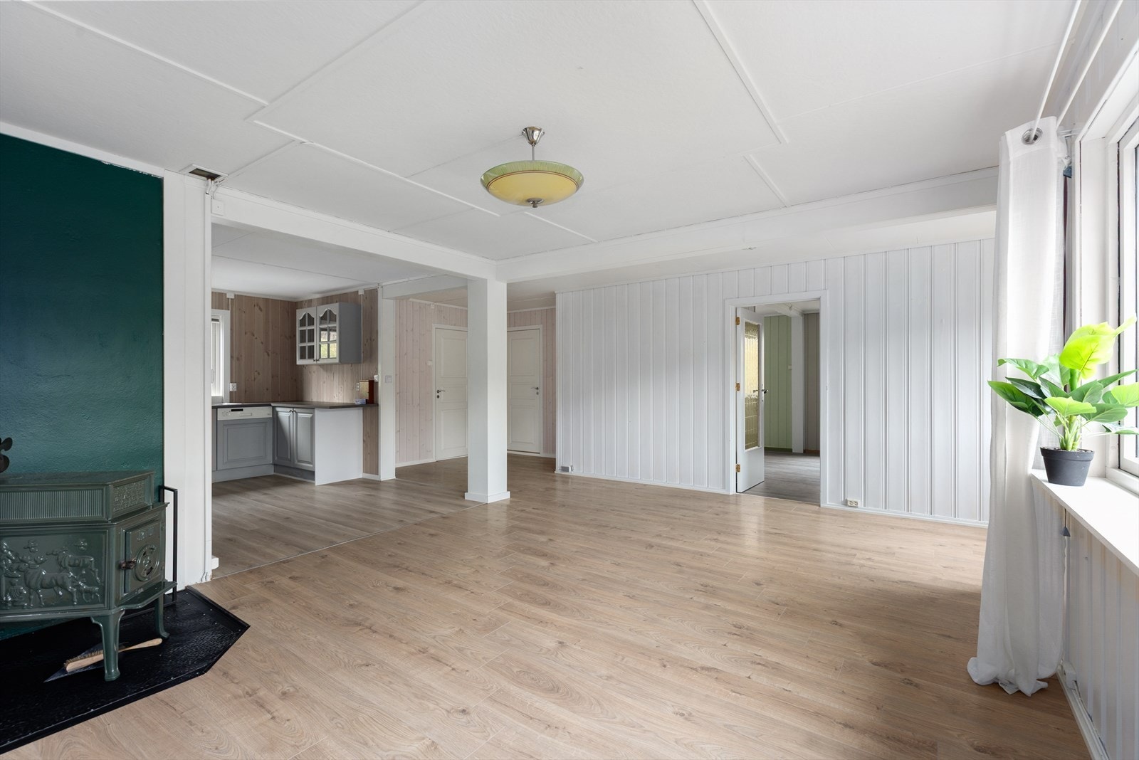 Fra stuedelen er det åpen løsning inn mot kjøkkenet. Galleribilde