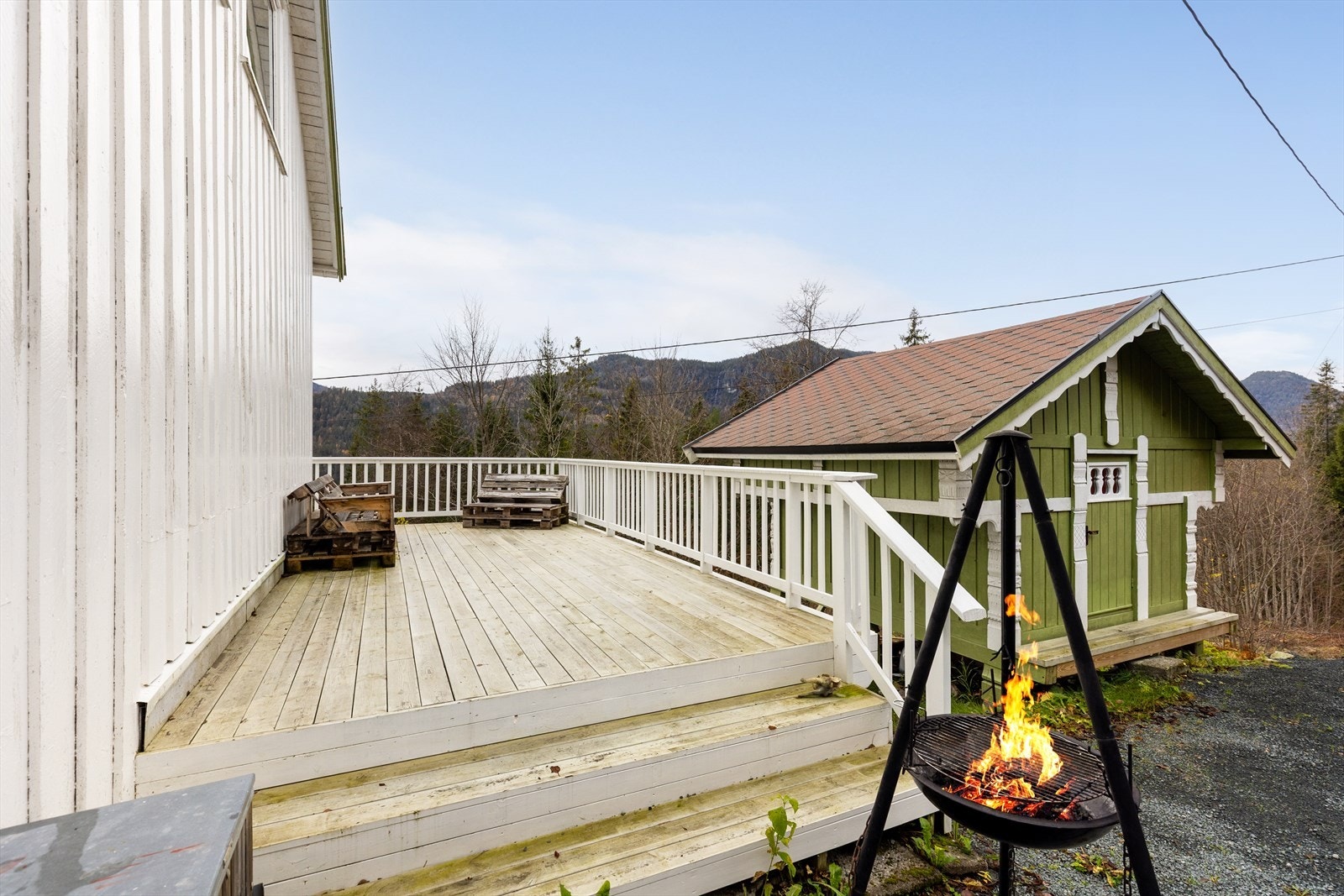 Med trapp opp fra gårdsplass har boligen et hyggelig altan på 21 kvm. Galleribilde