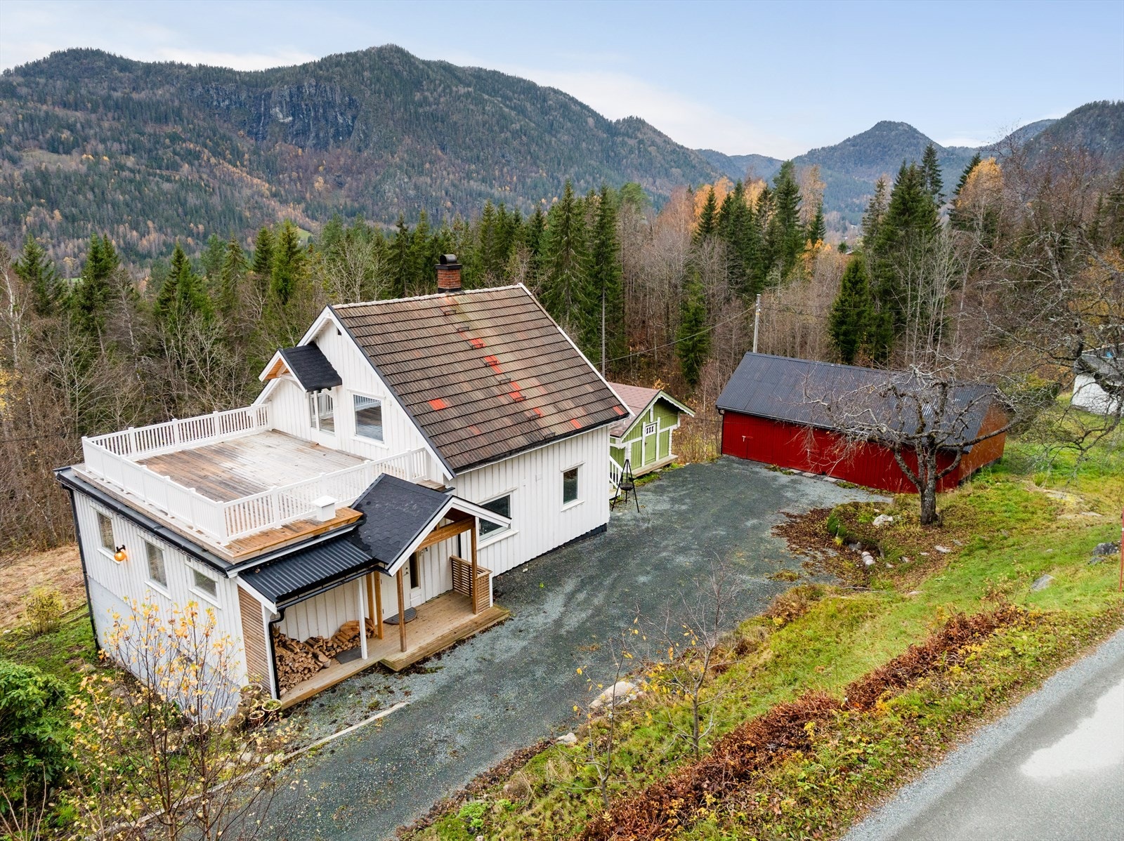 Eiendommen består av to eiendommer med gnr. 42 bnr. 47 og gnr. 42 bnr. 72, og er til sammen 1 616 kvm stor. Galleribilde