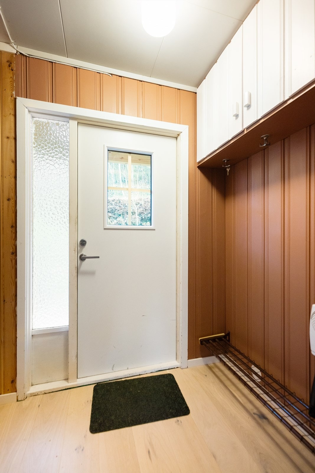 Entré har plassbygde skap. Galleribilde