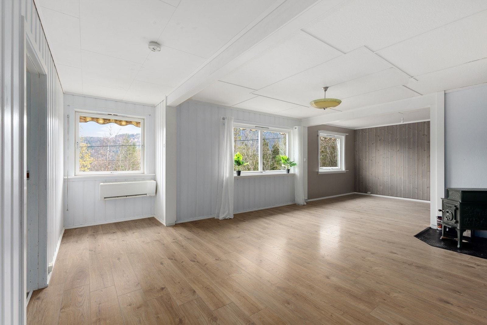 Stuen er romslig og har god plass til sofagruppe og spisestuebord. Her er det både vedovn og varmepumpe. Galleribilde