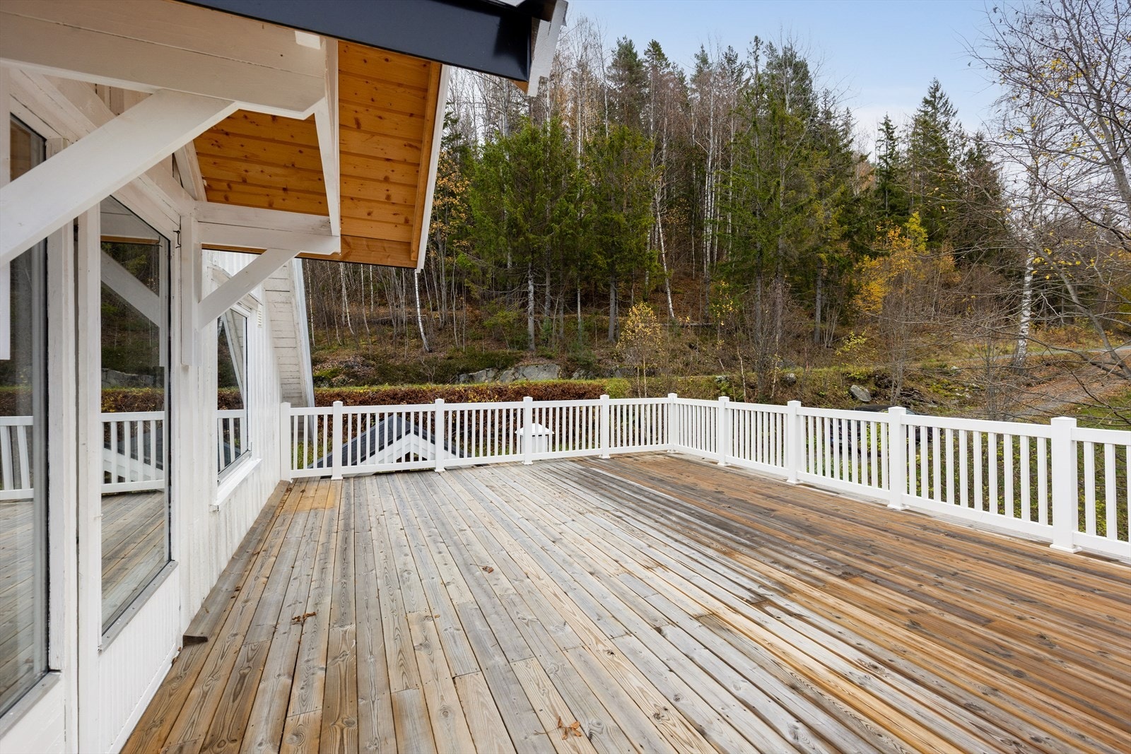 Det er lagt ny membran på altan i 2023, og platting og rekkverk i plast er fra 2023. Galleribilde