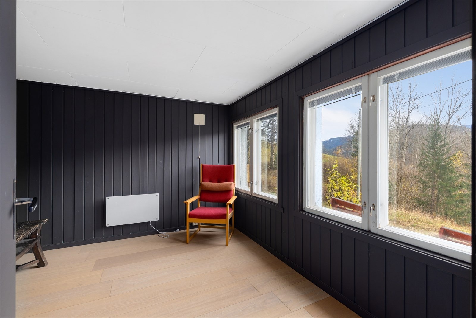 Stuen er trivelig og har gode møbleringsmuligheter. Det er store vindusflater med utsyn mot de fine omgivelsene. Galleribilde