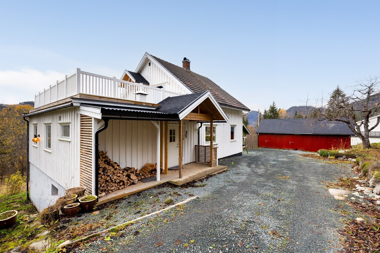 Det er parkeringsmuligheter på gårdsplass like ved inngangsdøren. Galleribilde