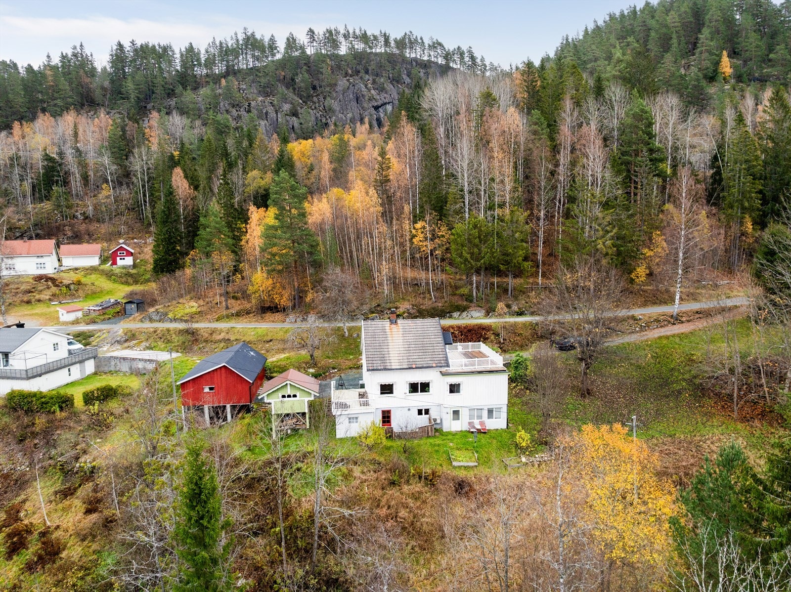 Gnr. 42 bnr. 47 er hovedeiendommen som bygningene er oppført på. Her er det også opparbeidet hage og gruslagt gårdsplass. Gnr. 42 bnr. 72 er tilleggseiendommen hvor det er opparbeidet adkomstvei. Galleribilde