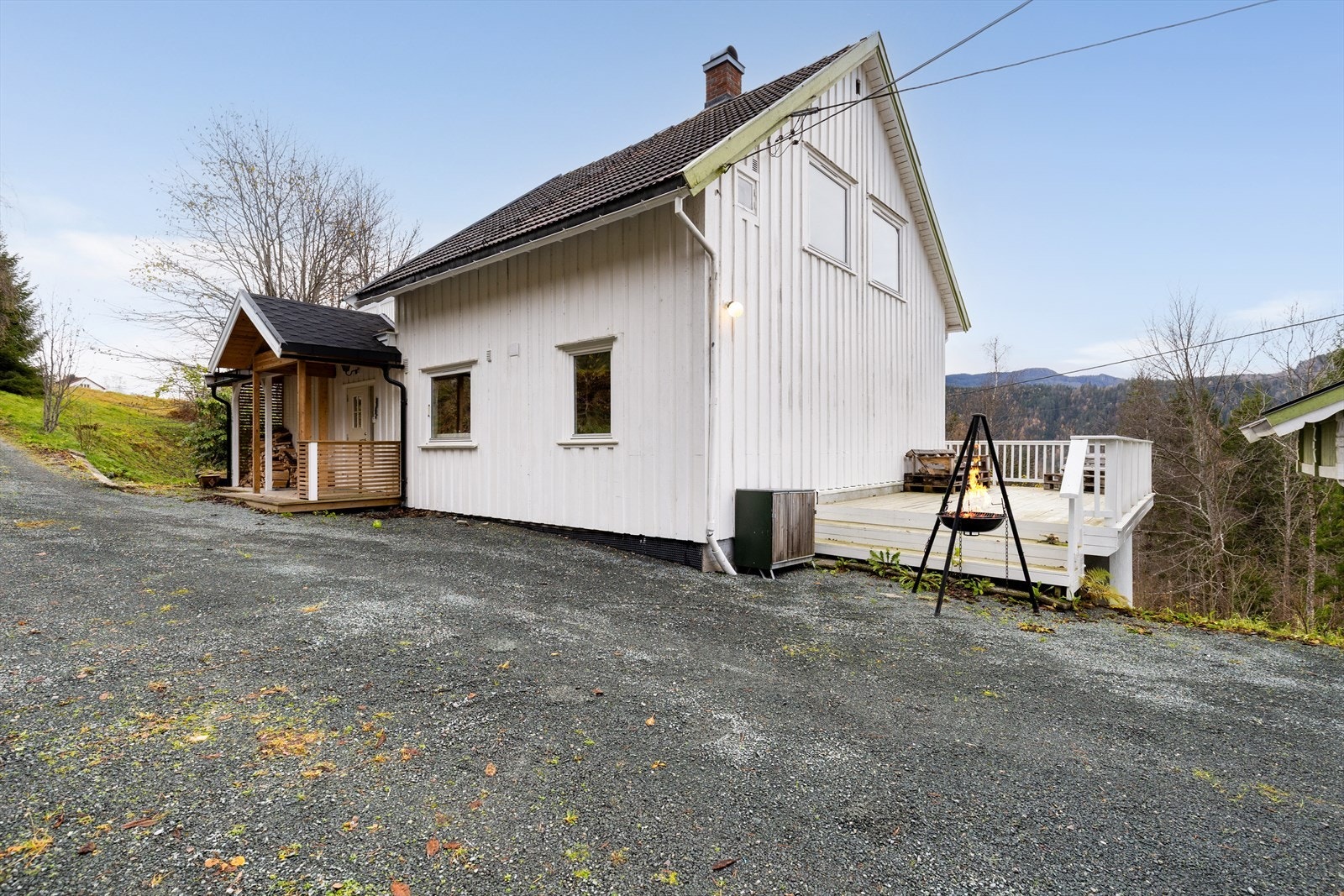 Boligen fremstår som en romslig og innholdsrik enebolig fra 1961, tilbygget i 1975. Boligen har hatt flere oppgraderinger i senere tid, men deler av boligen har fremdeles oppgraderingsbehov. Galleribilde