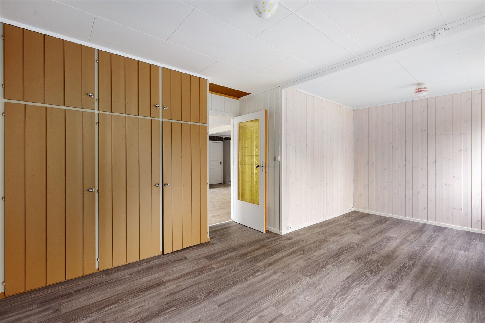 Soverommet har plassbygde garderobeskap. Galleribilde