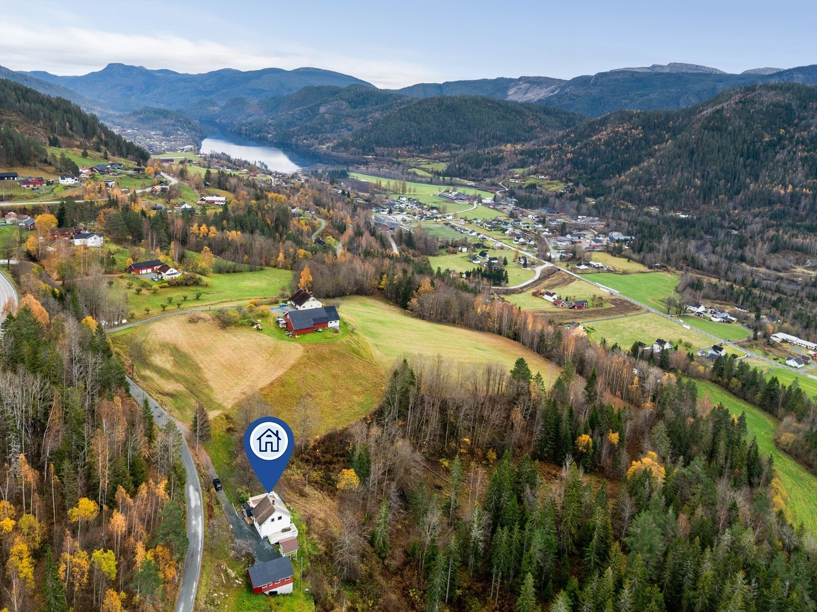 Eiendommen ligger fint til i Kviteseid - ei koselig liten bygd i Vest-Telemark med yrende folkeliv sommerstid da turismen er stor. Fra eiendommen er det ca. 2,5 km til sentrum av Kviteseid som bla. har dagligvare, butikker, frisør, bibliotek og bank. Galleribilde