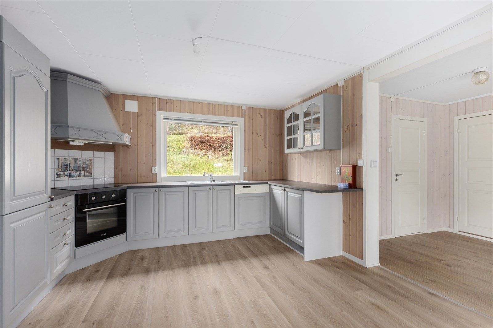 Innredningen har ventilator med avtrekk ut og integrerte hvitevarer som oppvaskmaskin, komfyr og platetopp. Galleribilde