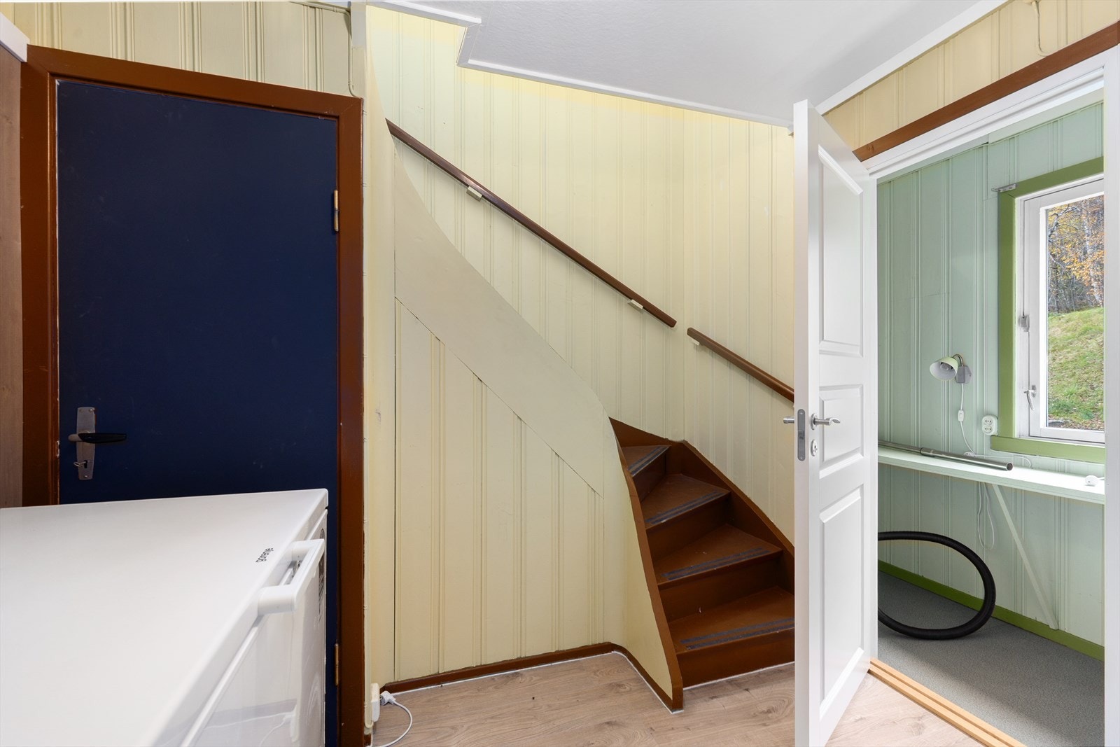 I boligens 2. etasje er det tre soverom og bad. Galleribilde