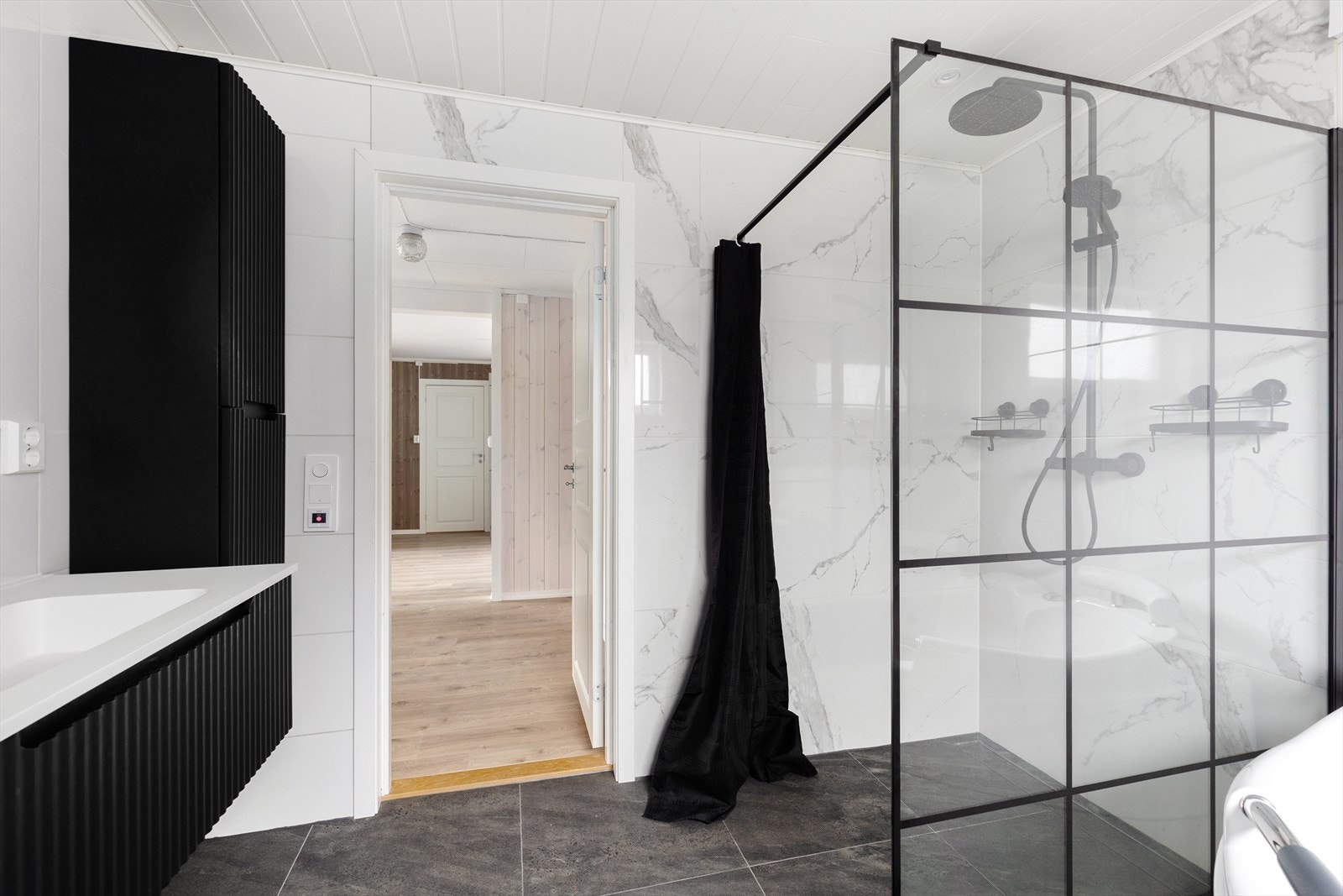 Det er varmekabler i gulv og ventilasjon via vifte på vegg. Bygningssakkyndige har bemerkninger på badet. Galleribilde