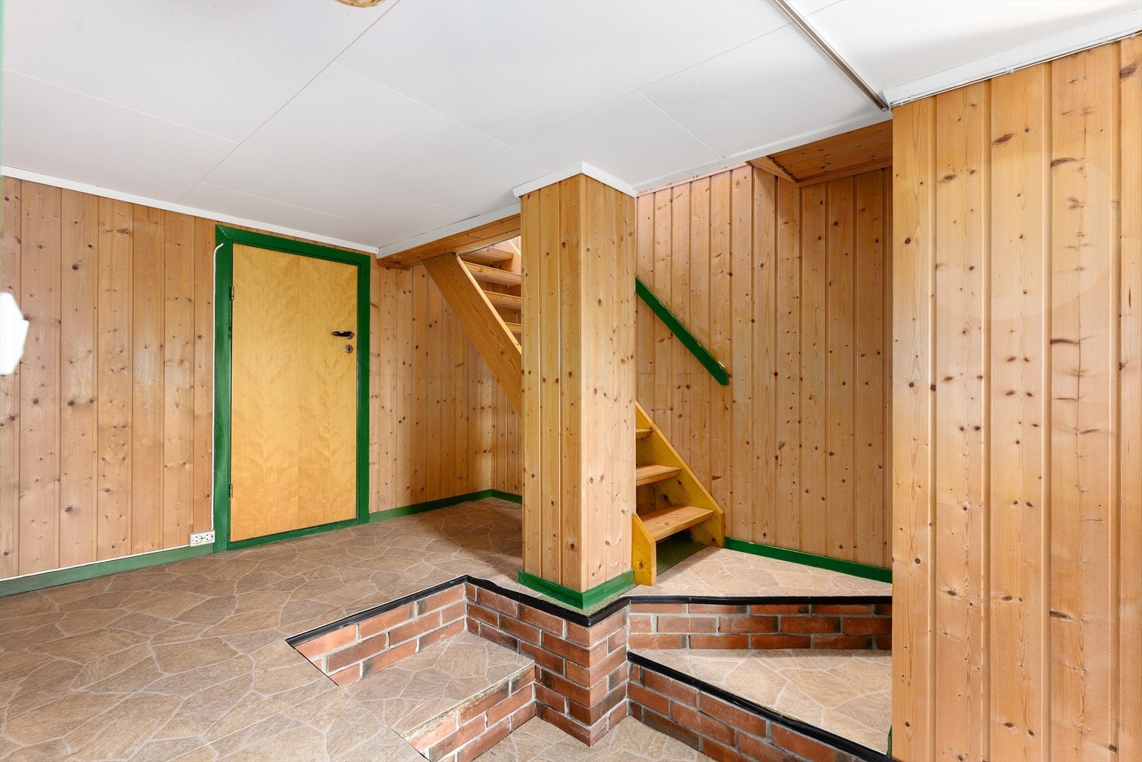 Underetasjen har blant annet stue, kjøkken og bad. Galleribilde