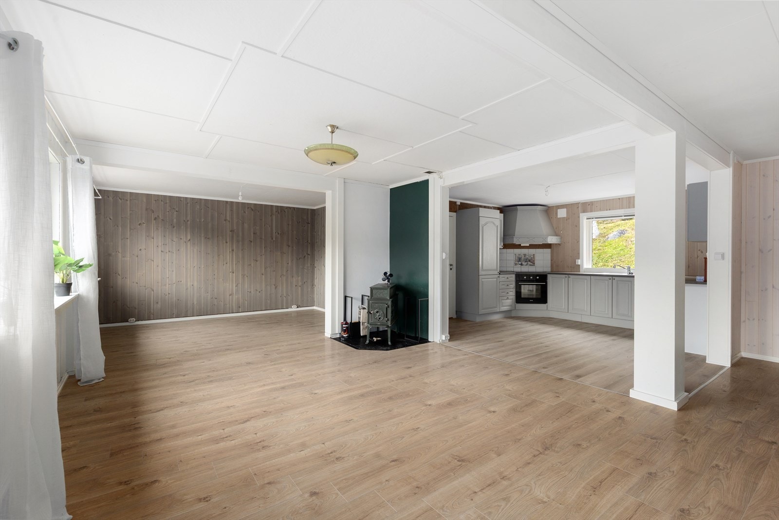 Boligen har en lys og åpen stue med store vindusflater og pene overflater. Deler av innvendige overflater i boligen er oppgradert i 2024. Galleribilde