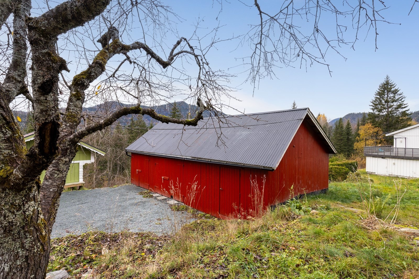 Uthuset/ garasje er oppført i 1961 og er 58 kvm stor.
Bygget inneholder garasje og bod/ verksted. Det foreligger byggeløyve for tilbygg uthus fra 1981. Galleribilde