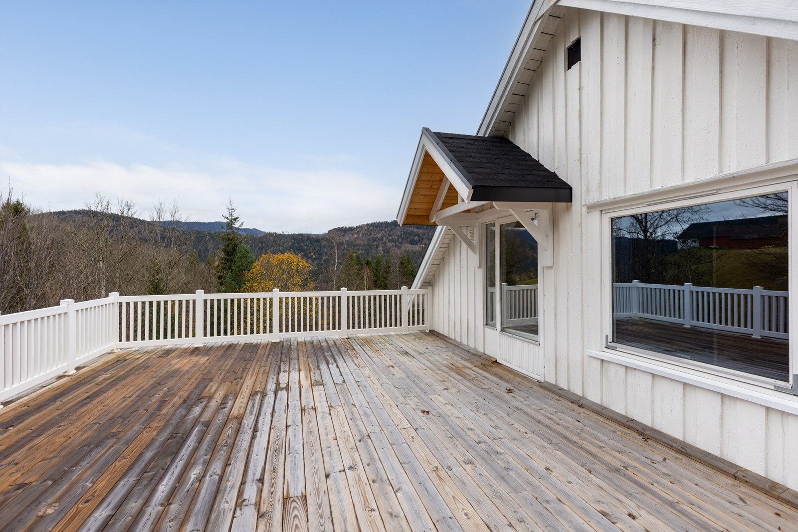 Fra et av soverommene er det utgang til en romslig altan på 37 kvm, beliggende høyt og fritt med flott utsikt. Galleribilde