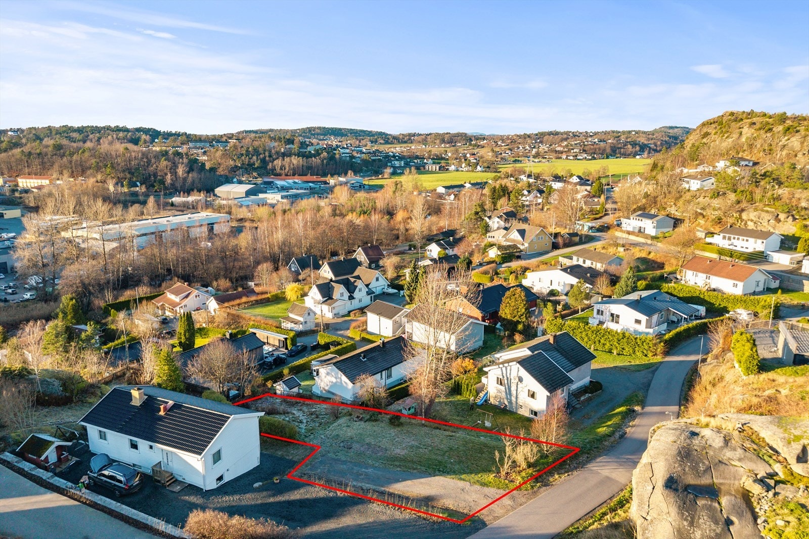 Her bor du i nærheten av både skole, barnehage og fritidsaktiviteter, noe som gjør hverdagen enkel og forutsigbar for hele familien. Galleribilde