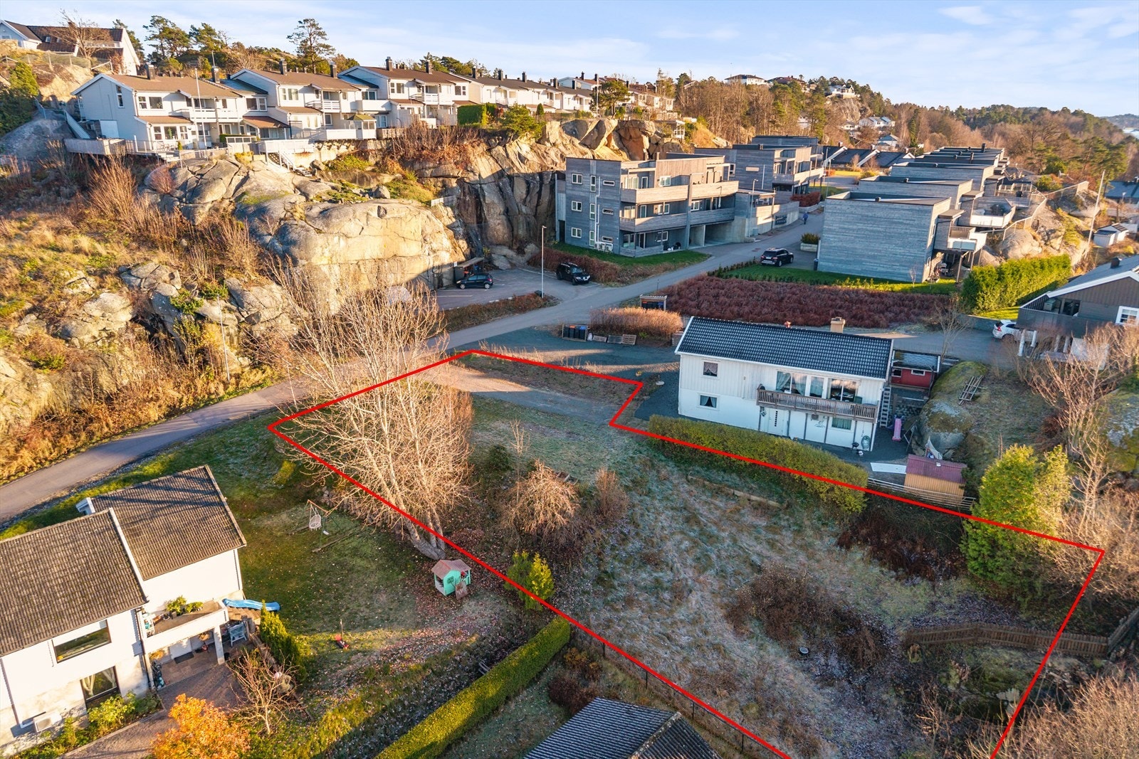 Her bor du sentralt, men likevel landlig, med kort vei til både naturskjønne turområder og byens fasiliteter. Få minutters gange fra boligen finner du flotte tur- og rekreasjonsmuligheter. Galleribilde