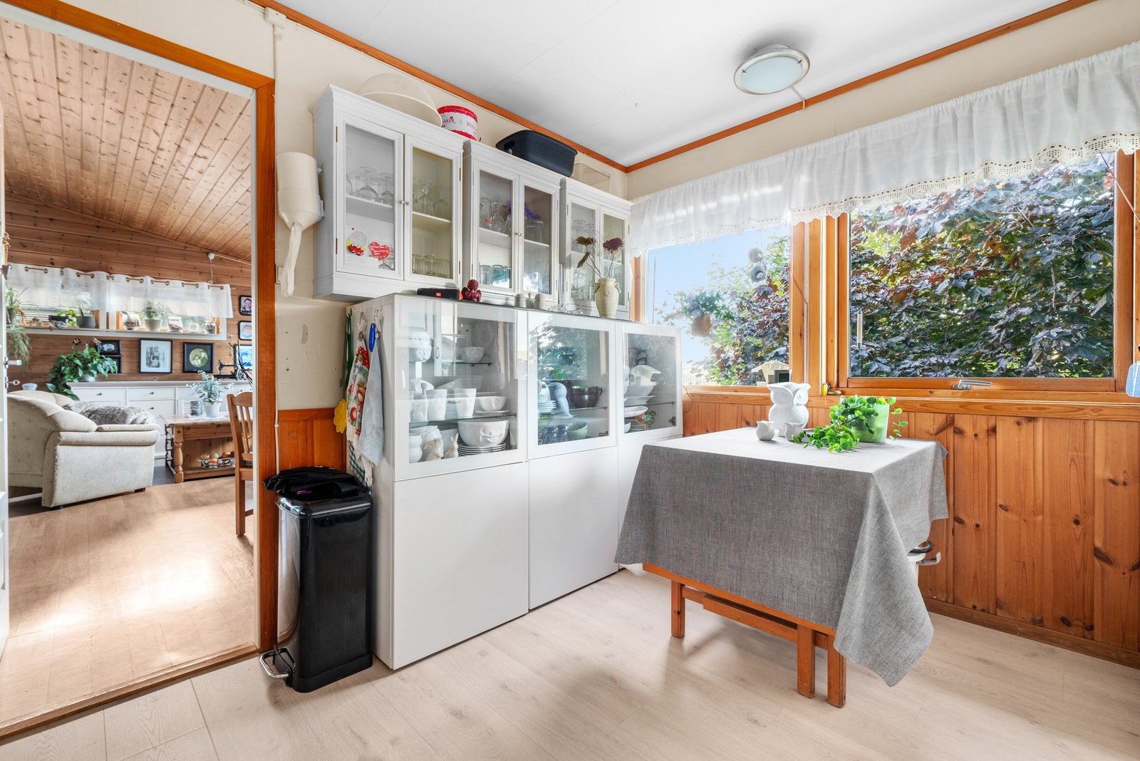 Ved to store kjøkkenvinduer er det fin plass til en frokostgruppe. Galleribilde