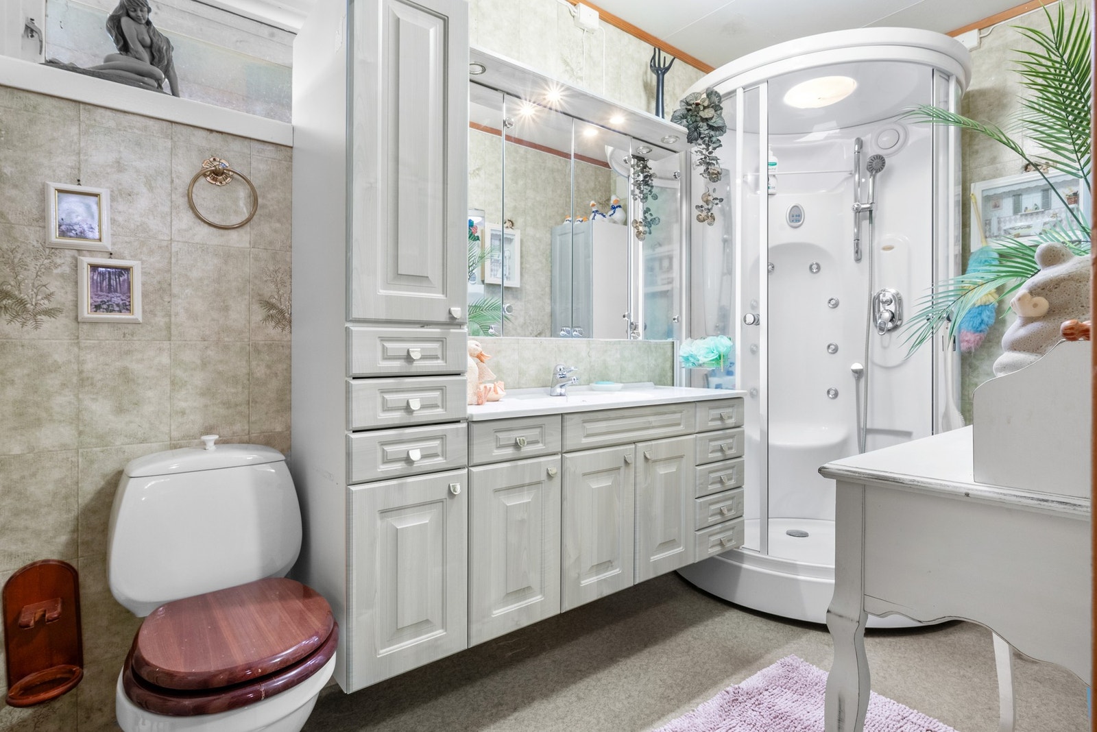 Badet ligger i sokkeletasjen, og ble oppgradert med ny innredning og dusjkabinett i 2005. Galleribilde