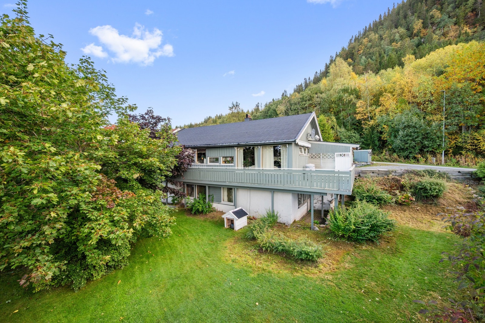 Eneboligen ligger fint plassert på en skrånende, vestvendt tomt på 811,3 kvm. Galleribilde