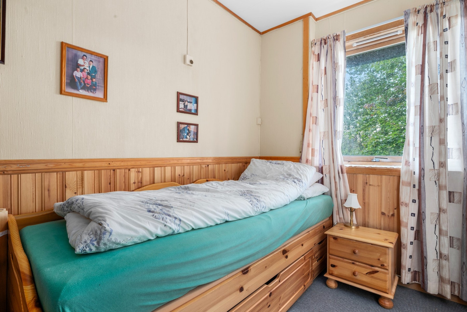 Alle soverommene har store vinduer som sørger for rikt, naturlig lysinnslipp. Galleribilde