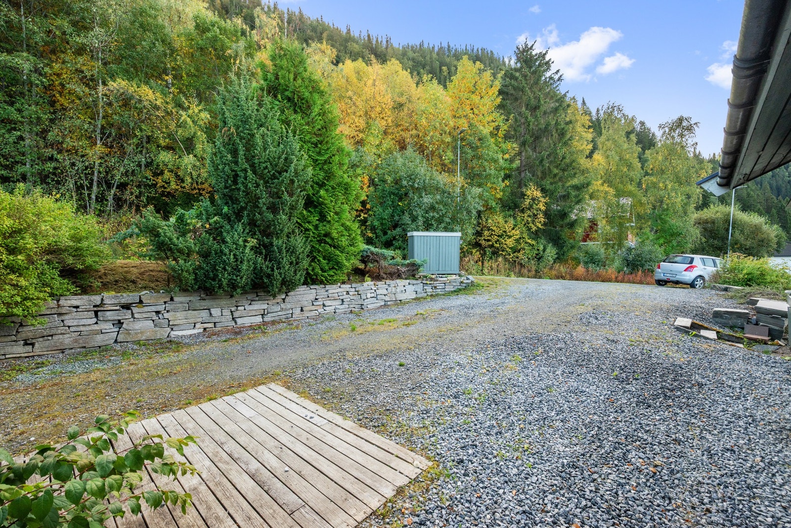 Det er parkering i en frittliggende garasje på ca. 28 kvm og på en stor, gruslagt gårdsplass. Galleribilde