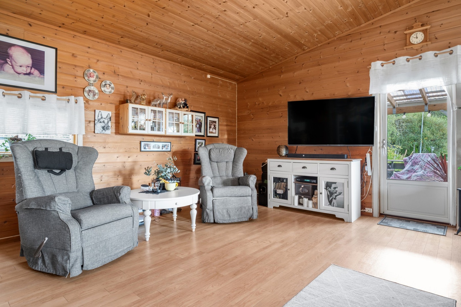 Stuen har utgang til den overbygd delen av terrassen. Galleribilde