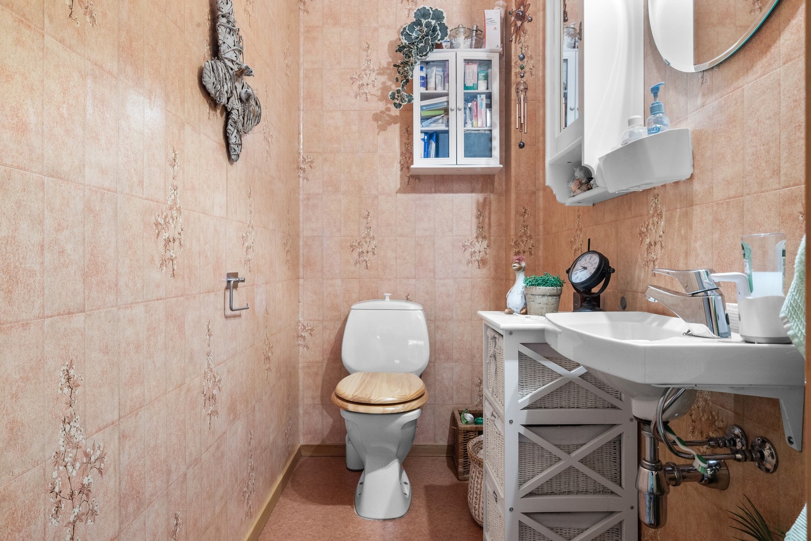 Like innenfor entreen i første etasje er det et separat wc-rom på ca. 2 kvm. Galleribilde