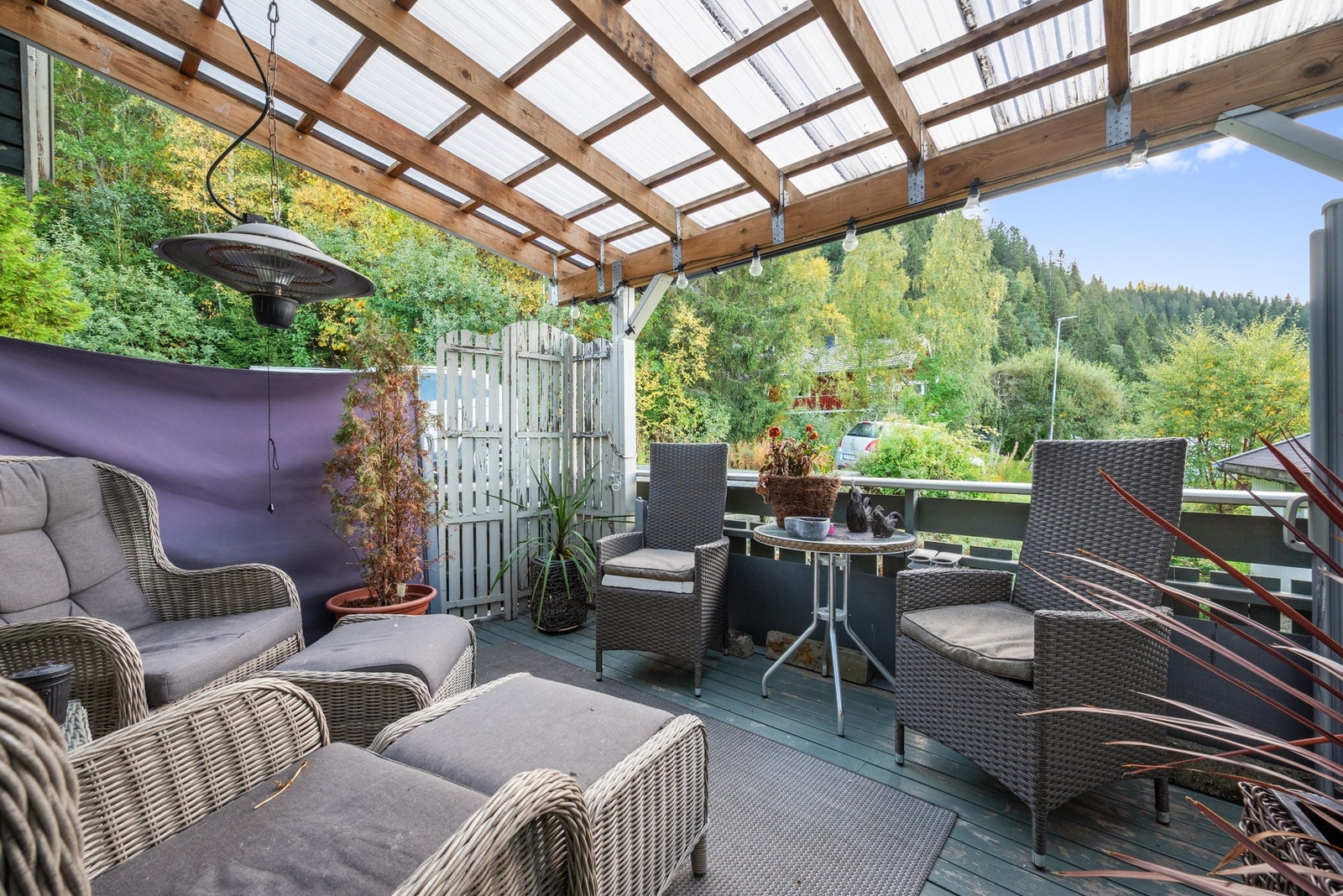 Ca. 10 kvm av den sydvendte terrassedelen er lun og overbygd. Galleribilde